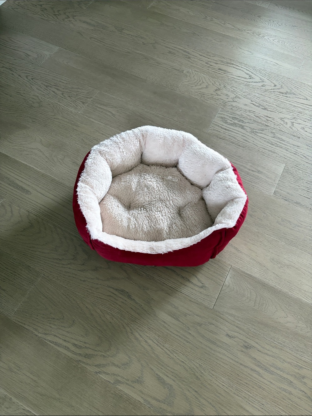 Plush Round Pet Bed in Red and Cream
